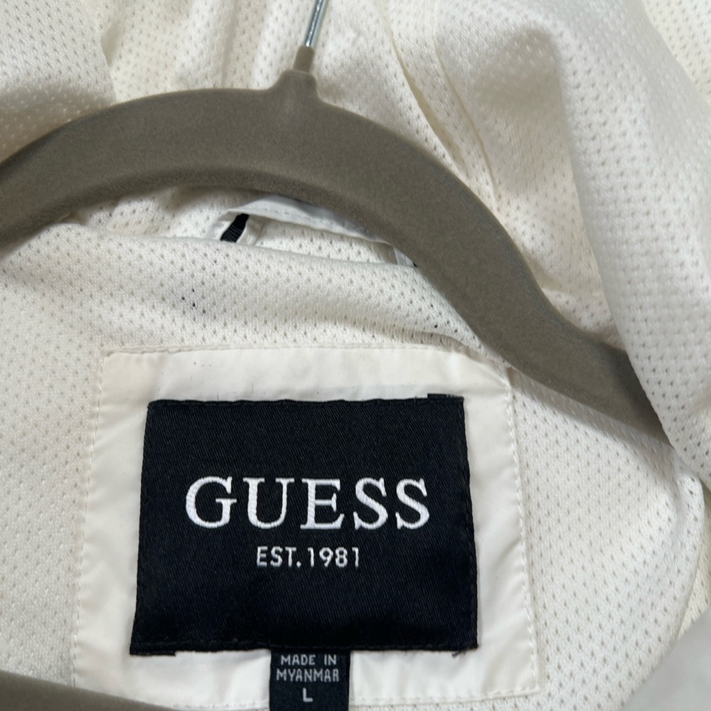 Guess White Jacket with Black Logo Patch - image 2